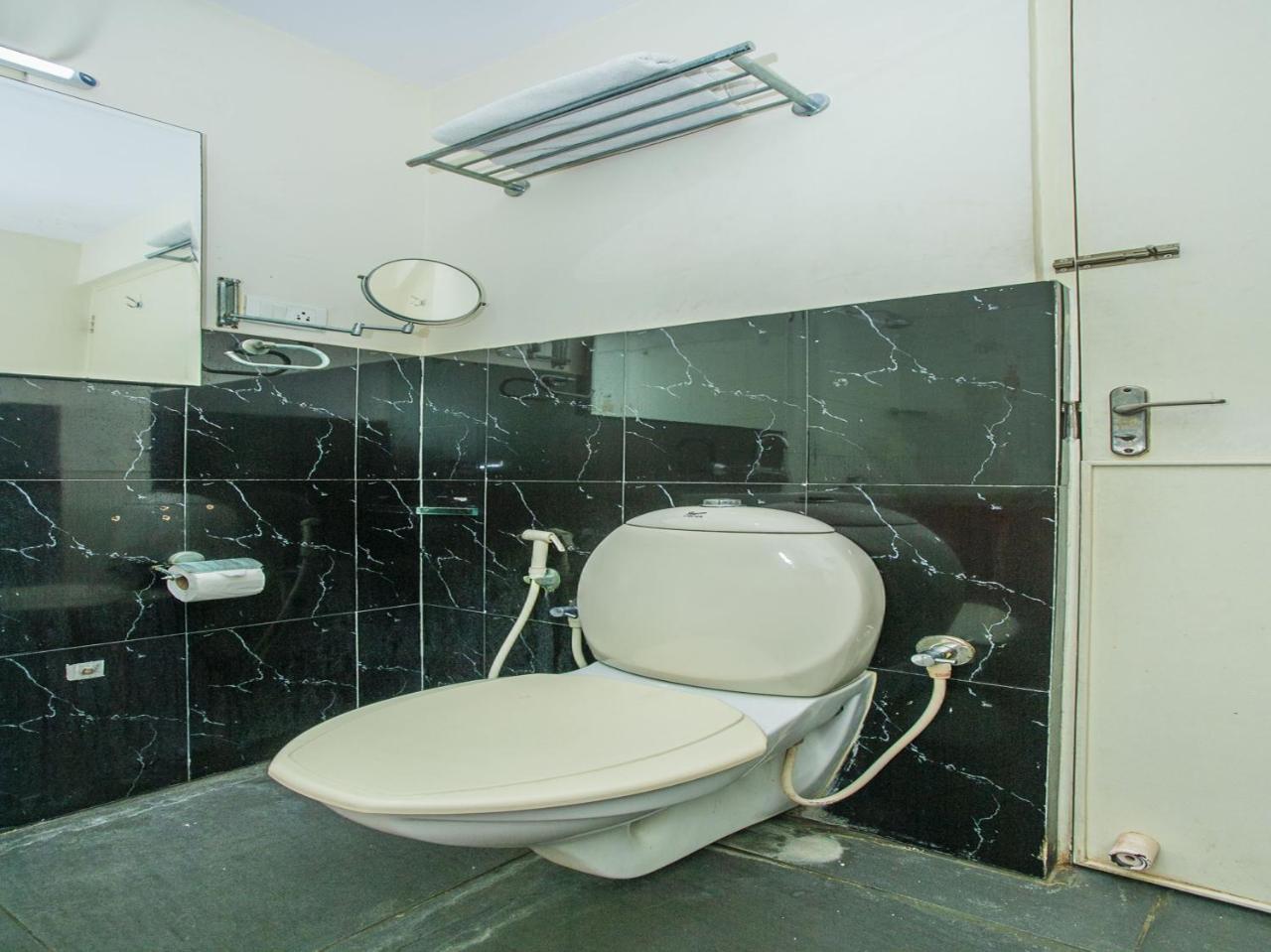 Oyo 18762 Vaishnavi Residency Hotel Bengaluru Kültér fotó